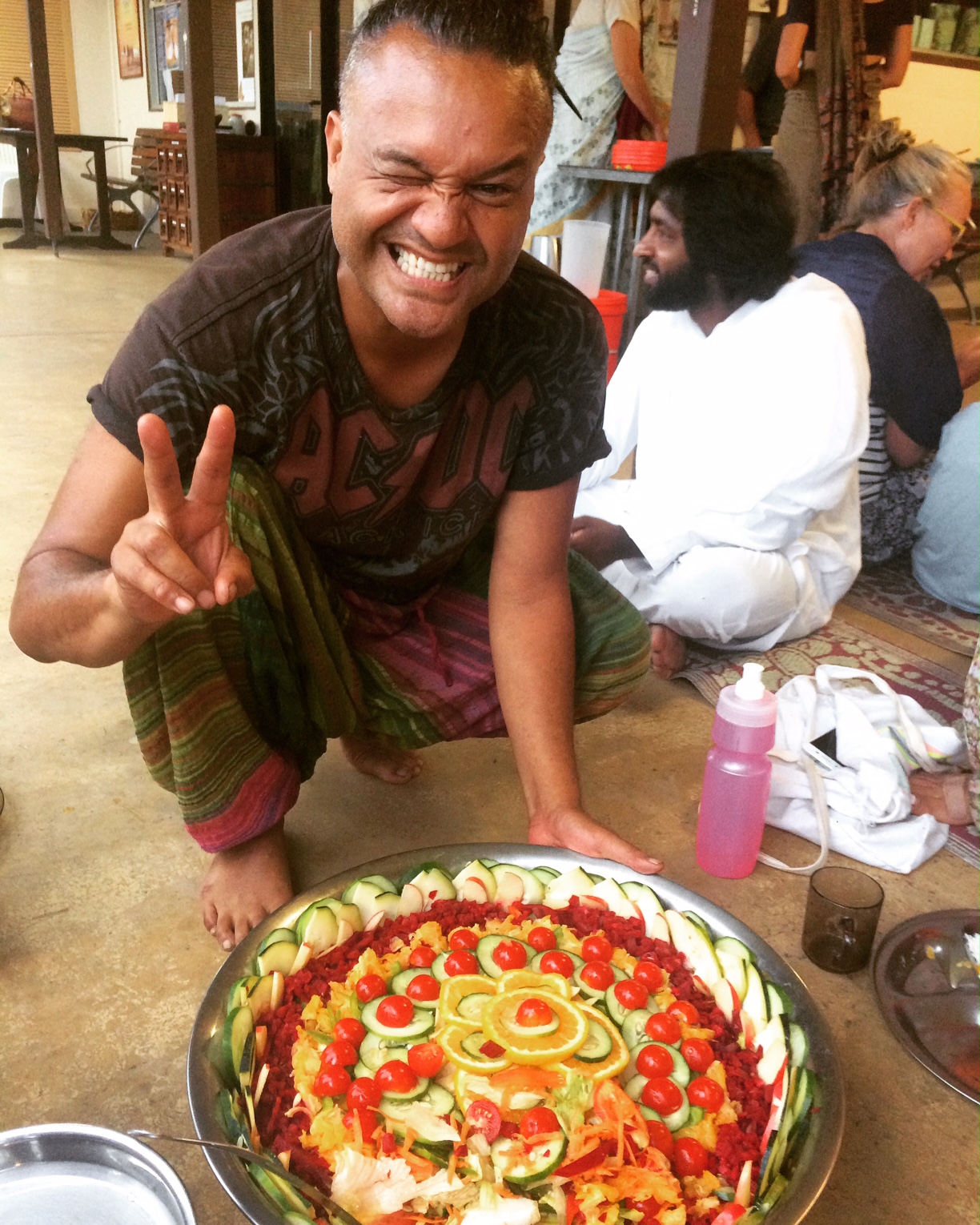  Making friends with rainbow salads. 